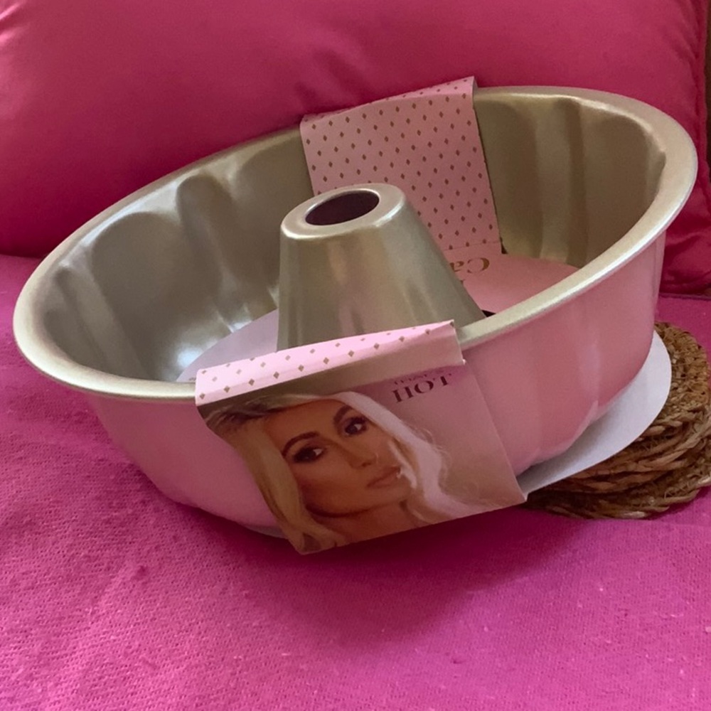 💗💖Paris Hilton Fluted Cake Pan
